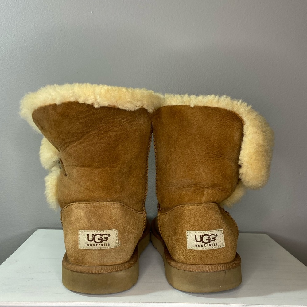 Chestnut Bailey Button Ugg’s - Picture 2 of 7